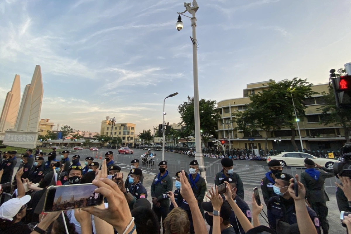 ผู้ชุมนุมชูสามนิ้วร้องเพลงชาติก่อนเปิดเวที หนุน3ข้อเรียกร้องราษฎร