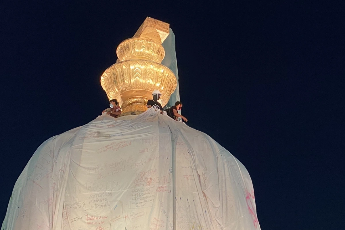 ม็อบปฎิบัติการห่มผ้าขาวคลุมอนุสาวรีย์ปชต.จี้3ข้อเรียกร้อง