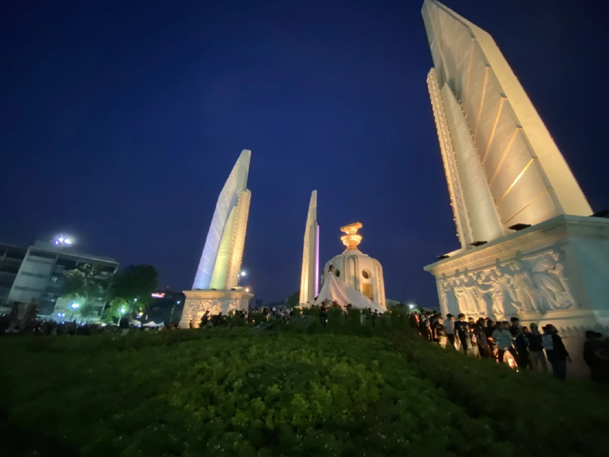 ม็อบปฎิบัติการห่มผ้าขาวคลุมอนุสาวรีย์ปชต.จี้3ข้อเรียกร้อง