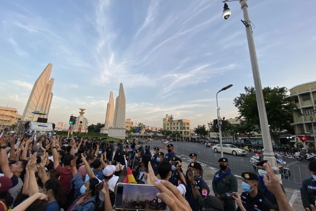 ผู้ชุมนุมชูสามนิ้วร้องเพลงชาติก่อนเปิดเวที หนุน3ข้อเรียกร้องราษฎร