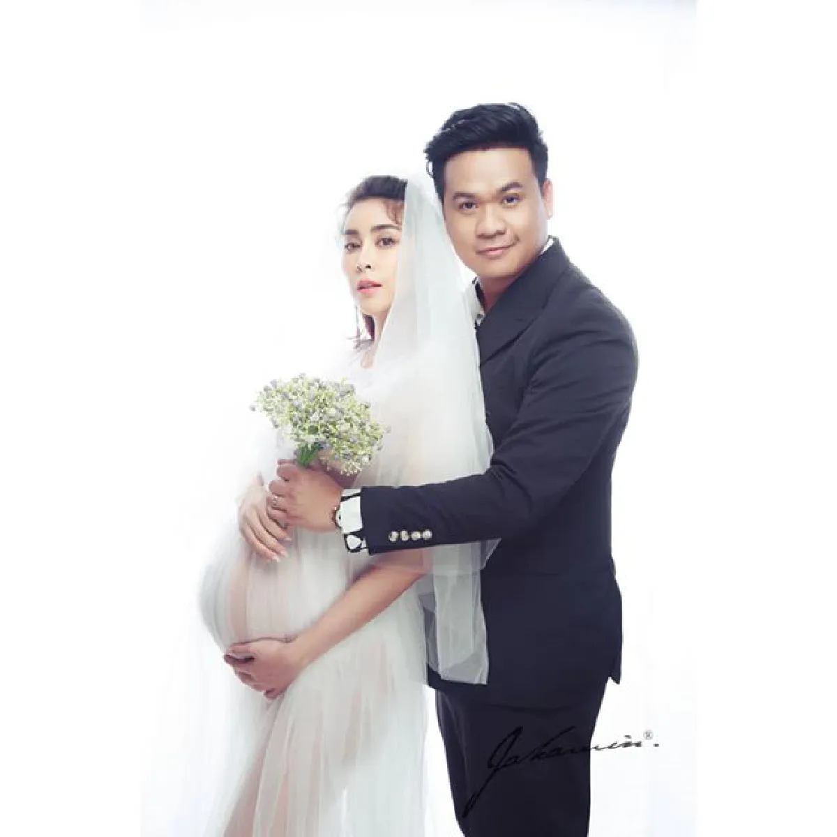 ใหม่ สุคนธวา อุ้มท้องแก่ถ่ายรูปครอบครัว ฉลองครบรอบแต่งงานปีแรก