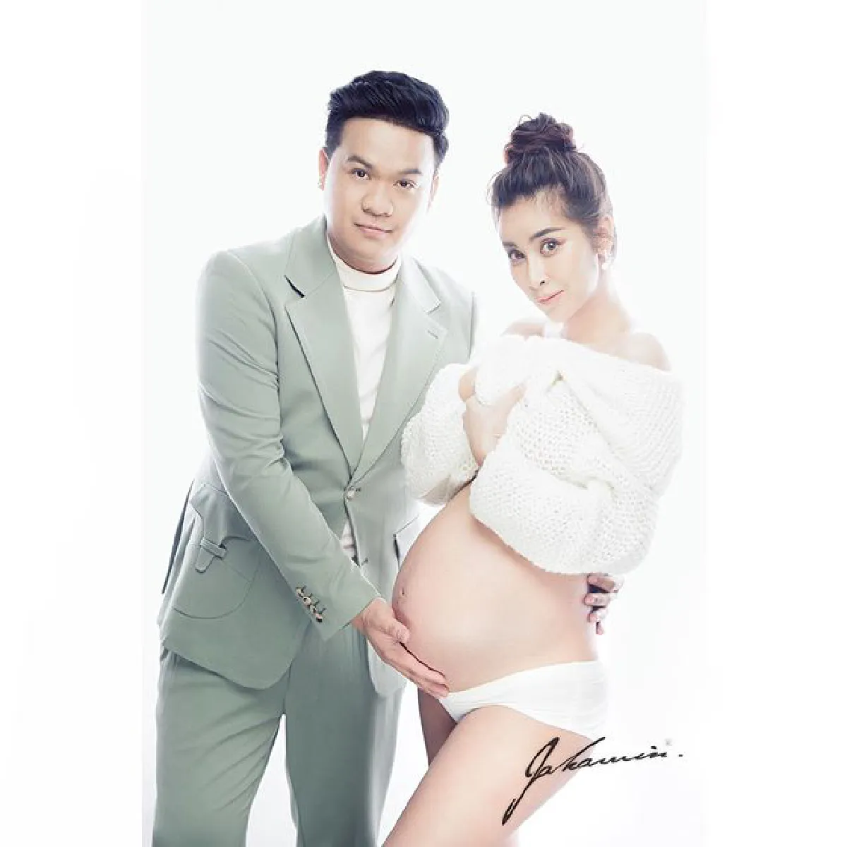 ใหม่ สุคนธวา อุ้มท้องแก่ถ่ายรูปครอบครัว ฉลองครบรอบแต่งงานปีแรก