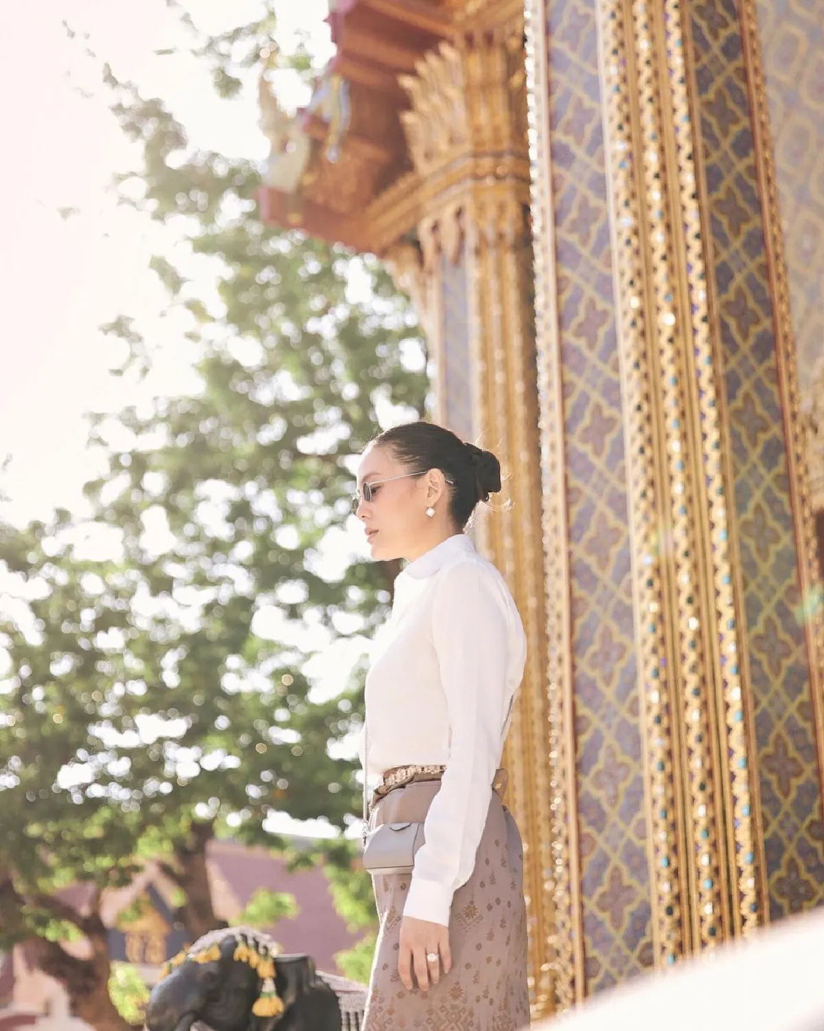 เจนี่ สวยสง่านุ่งผ้าไหมไทยเข้าวัดทำบุญ พร้อมหน้าทั้งครอบครัว