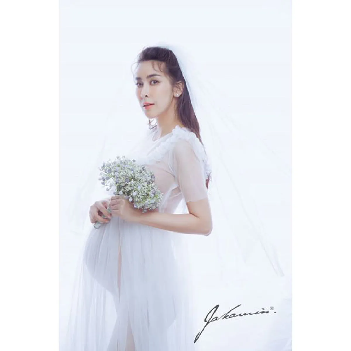 ใหม่ สุคนธวา อุ้มท้องแก่ถ่ายรูปครอบครัว ฉลองครบรอบแต่งงานปีแรก