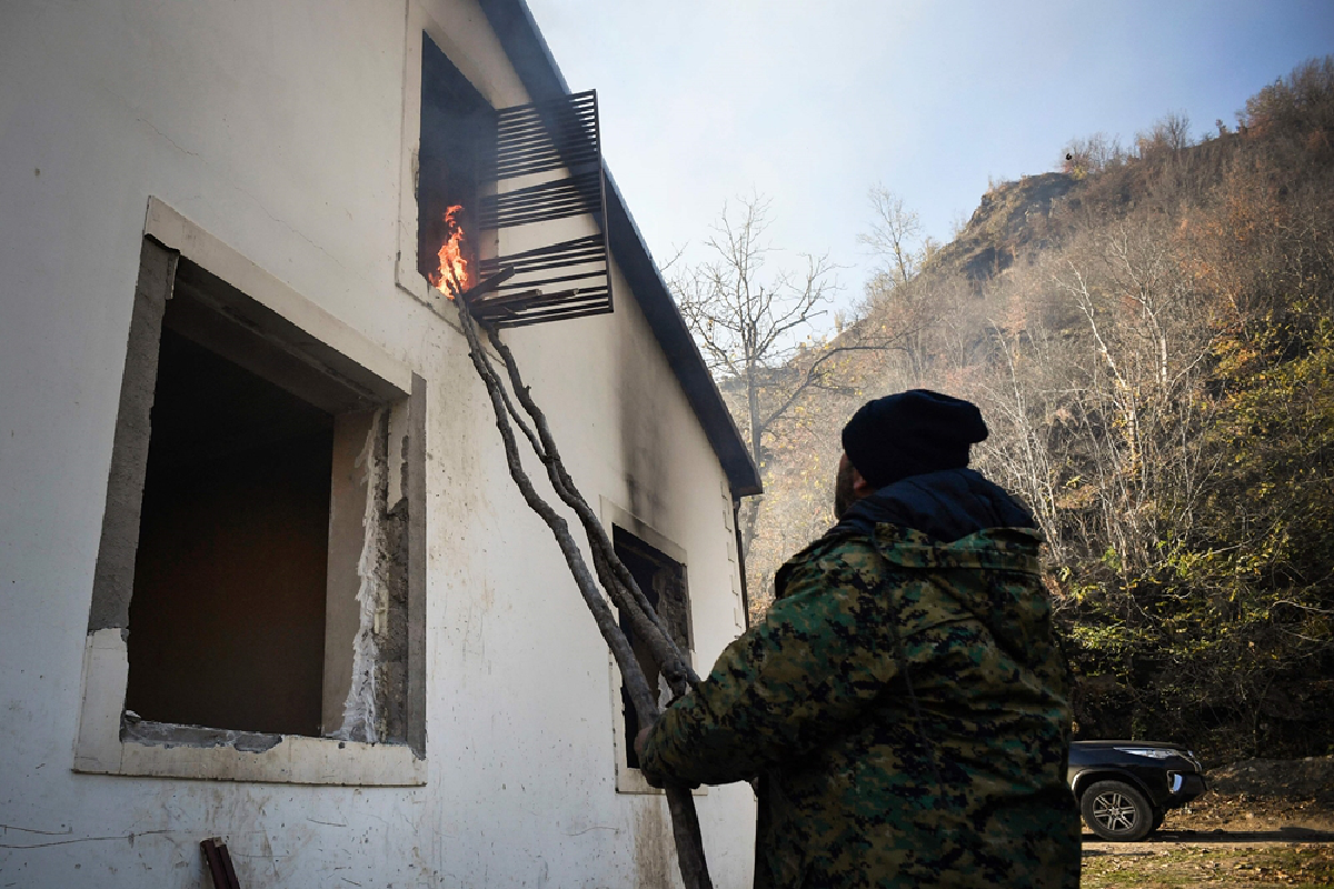 หยุดยิงแต่ไม่ยอมยกให้ ชาวอาร์เมเนียเผาบ้านทิ้งไม่ให้ศัตรูได้ไป