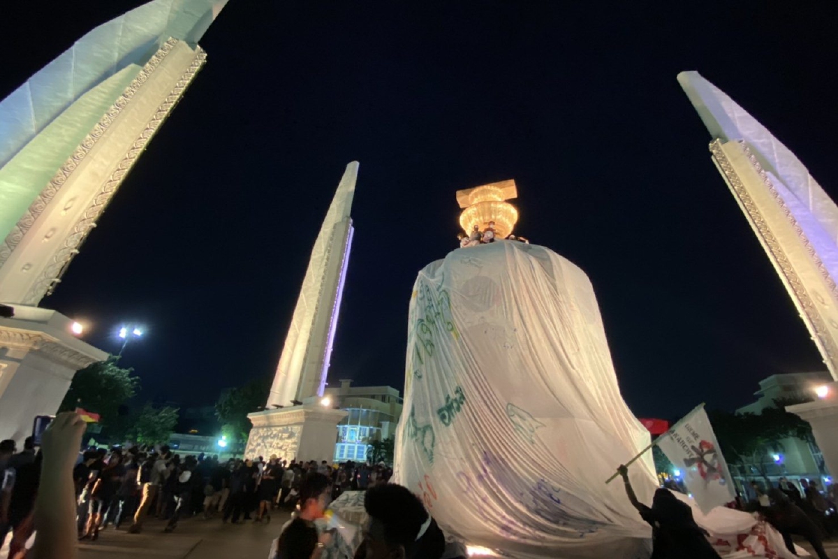 ตร.ชี้ม็อบนำผ้าคลุมอนุสาวรีย์ประชาธิปไตยมีความผิดเตรียมดำเนินคดี ตร.ชี้ม็อบนำผ้าคลุมอนุสาวรีย์ประชาธิปไตยมีความผิดเตรียมดำเนินคดี
