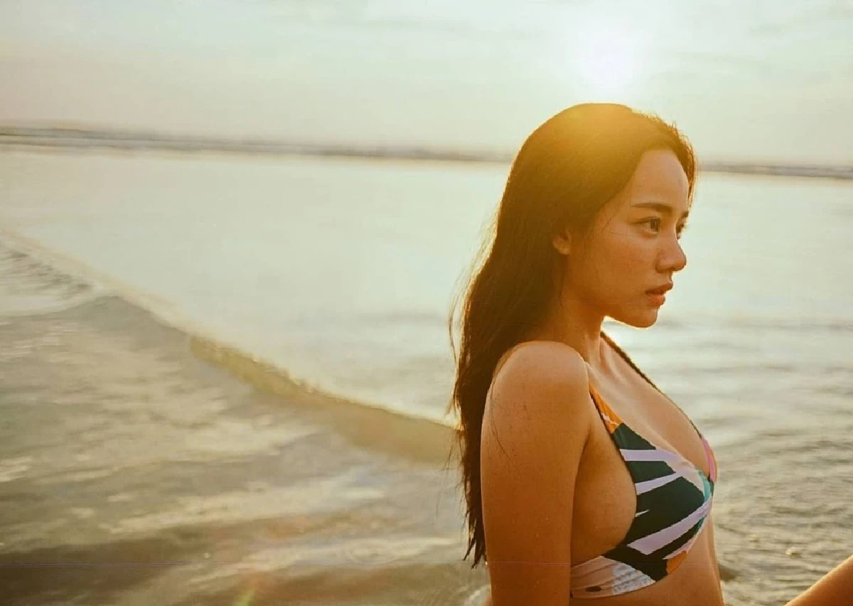 วาววา ณิชารีย์ ปล่อยของเด็ด! นอนโพสท่าสุดแซ่บริมหาด