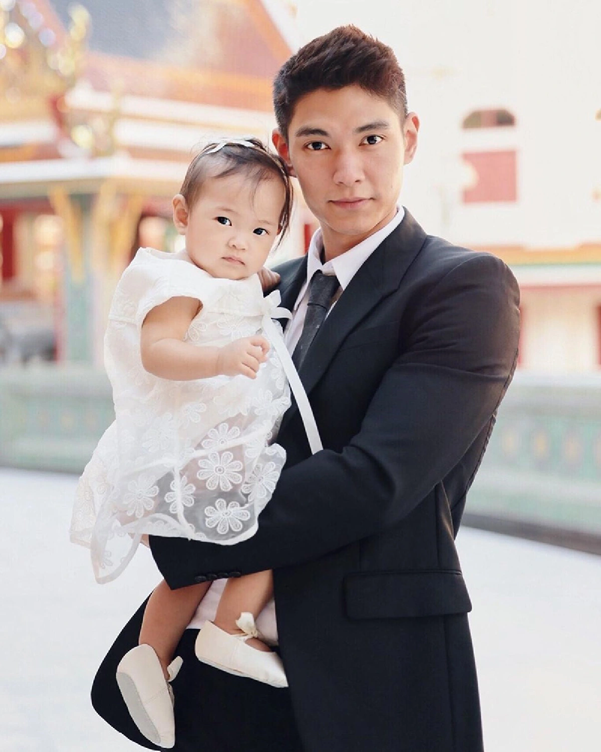 เจนี่ สวยสง่านุ่งผ้าไหมไทยเข้าวัดทำบุญ พร้อมหน้าทั้งครอบครัว