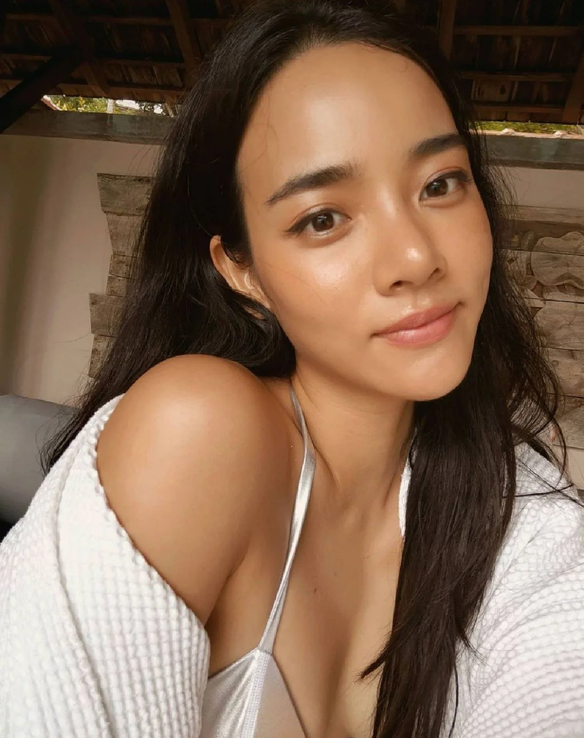 วาววา ณิชารีย์ ปล่อยของเด็ด! นอนโพสท่าสุดแซ่บริมหาด