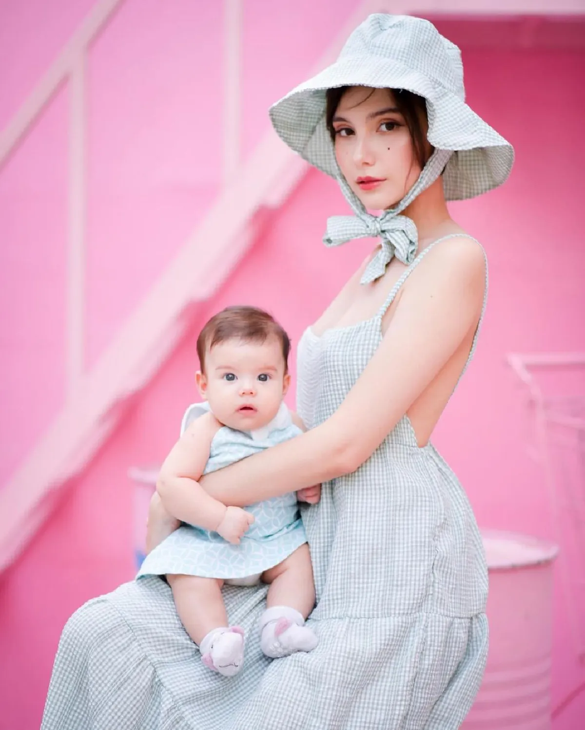 "ซาร่า” พาลูกสาว “น้องเอมมิลี่" รับงานถ่ายแบบแพ็คคู่ มองมุมไหนก็สวย 