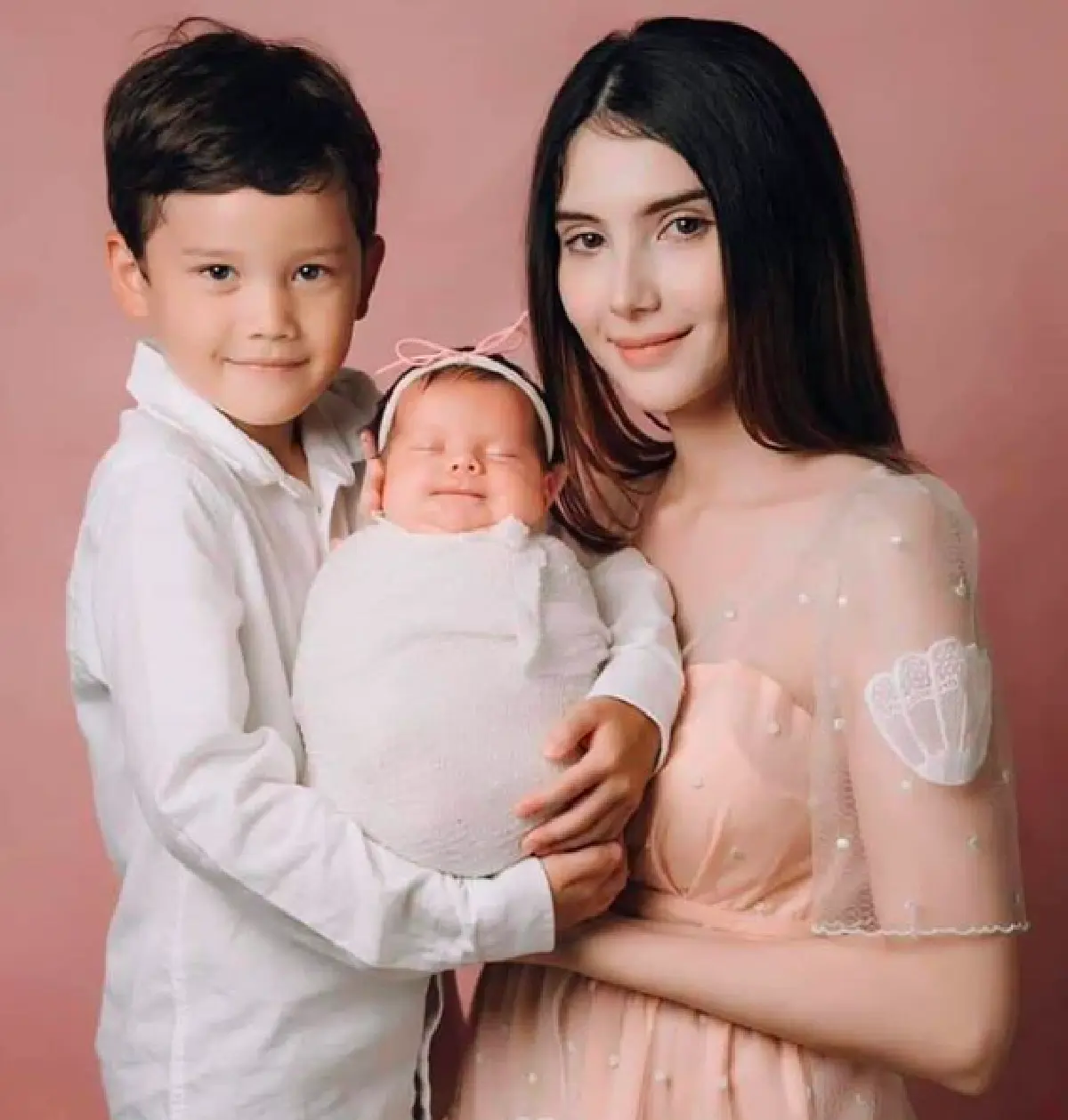 "ซาร่า” พาลูกสาว “น้องเอมมิลี่" รับงานถ่ายแบบแพ็คคู่ มองมุมไหนก็สวย 