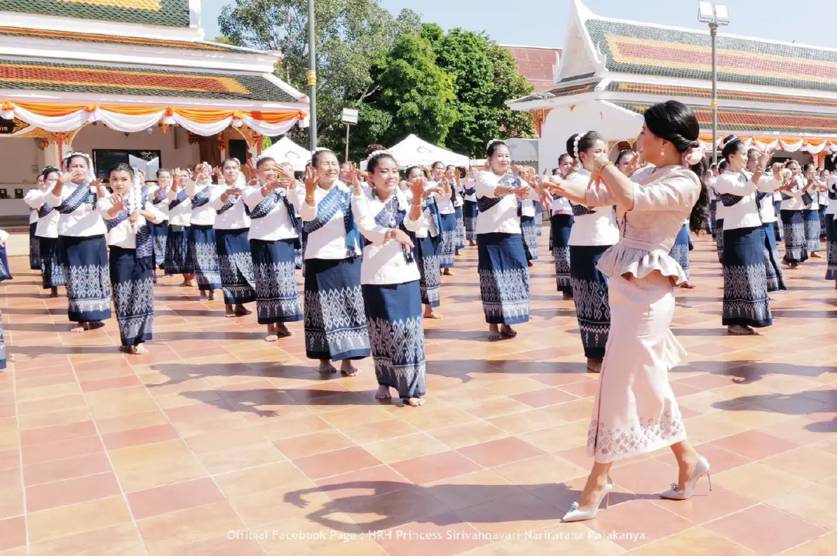 “เจ้าฟ้าสิริวัณณวรีฯ” ทรงฟ้อนรำร่วมกับประชาชนอย่างไม่ถือพระองค์ พร้อมตรัสไม่ให้นางรำหยุดรำ