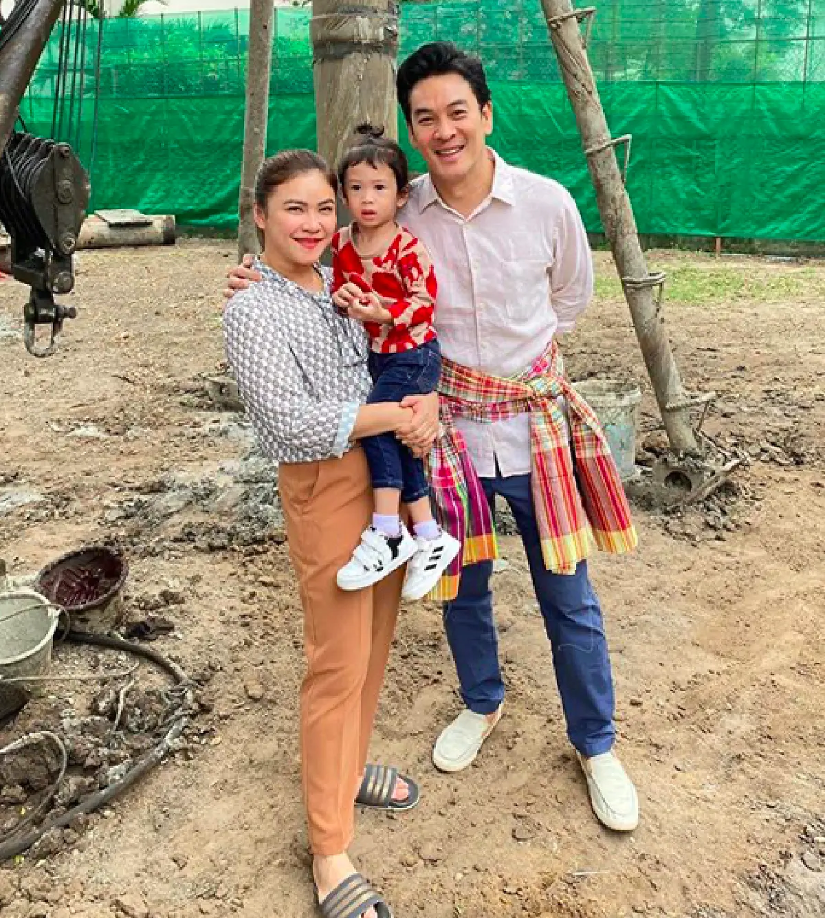 “ชาคริต-แอน” ทำพิธีขึ้นเสาเอกเสาโท ให้เป็นบ้านในอนาคตของ "น้องโพธิ์”