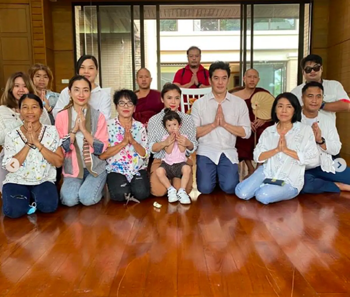 “ชาคริต-แอน” ทำพิธีขึ้นเสาเอกเสาโท ให้เป็นบ้านในอนาคตของ "น้องโพธิ์”