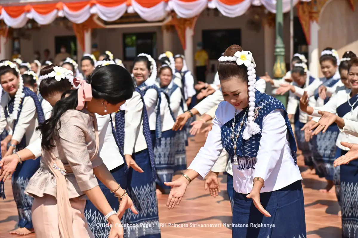 “เจ้าฟ้าสิริวัณณวรีฯ” ทรงฟ้อนรำร่วมกับประชาชนอย่างไม่ถือพระองค์ พร้อมตรัสไม่ให้นางรำหยุดรำ