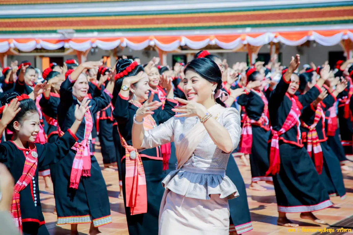 “เจ้าฟ้าสิริวัณณวรีฯ” ทรงฟ้อนรำร่วมกับประชาชนอย่างไม่ถือพระองค์ พร้อมตรัสไม่ให้นางรำหยุดรำ