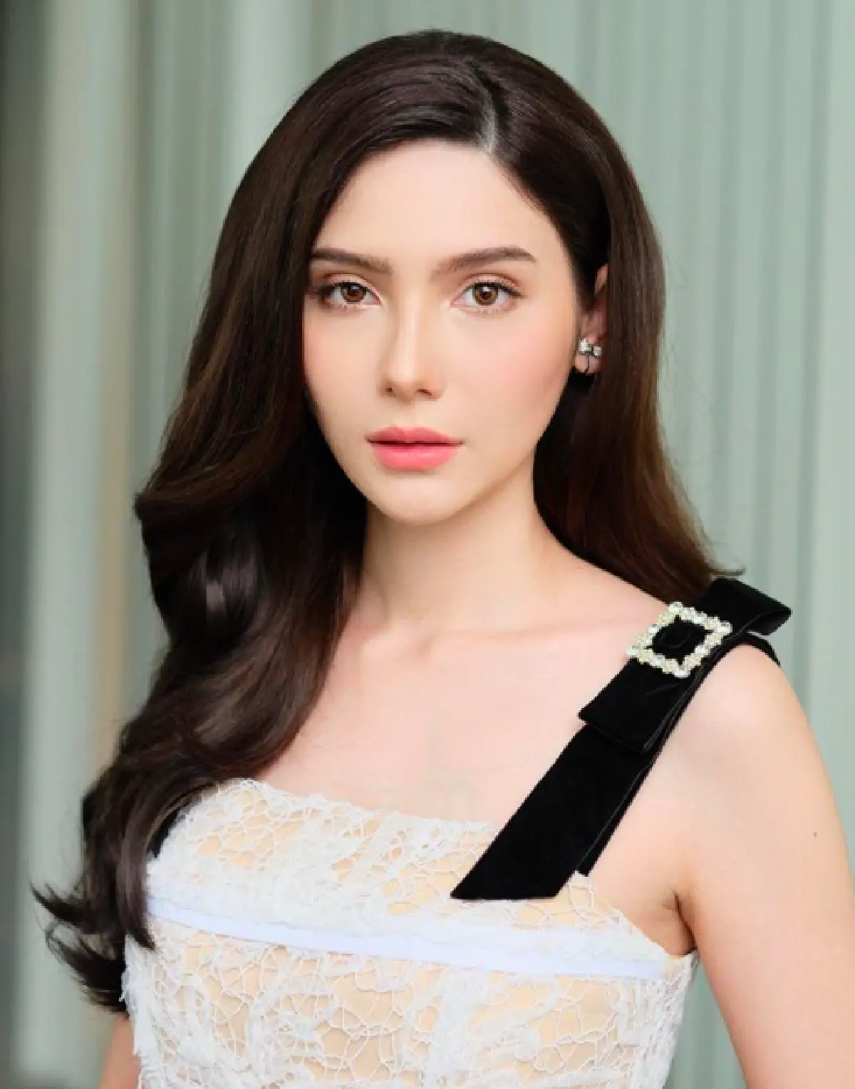 "ซาร่า” พาลูกสาว “น้องเอมมิลี่" รับงานถ่ายแบบแพ็คคู่ มองมุมไหนก็สวย 