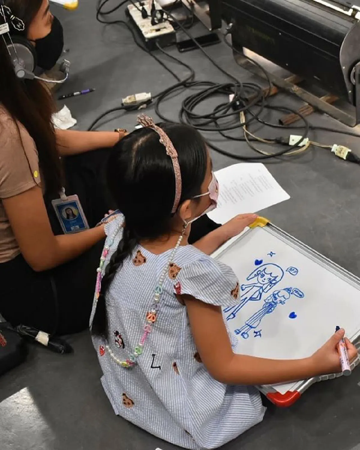 “แอฟ ทักษอร" เผยโมเมนต์น่ารักของ "น้องปีใหม่" นั่งเขียนคิวงานให้แม่ ไม่ยอมห่าง