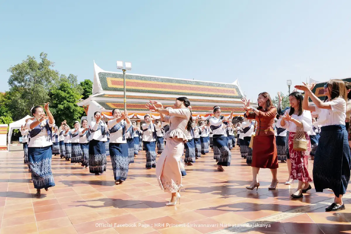 “เจ้าฟ้าสิริวัณณวรีฯ” ทรงฟ้อนรำร่วมกับประชาชนอย่างไม่ถือพระองค์ พร้อมตรัสไม่ให้นางรำหยุดรำ