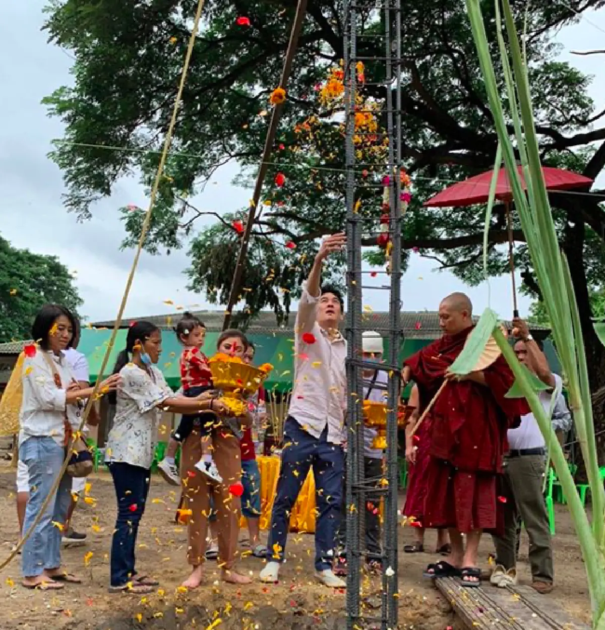 “ชาคริต-แอน” ทำพิธีขึ้นเสาเอกเสาโท ให้เป็นบ้านในอนาคตของ "น้องโพธิ์”