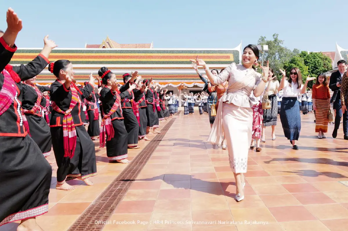 “เจ้าฟ้าสิริวัณณวรีฯ” ทรงฟ้อนรำร่วมกับประชาชนอย่างไม่ถือพระองค์ พร้อมตรัสไม่ให้นางรำหยุดรำ