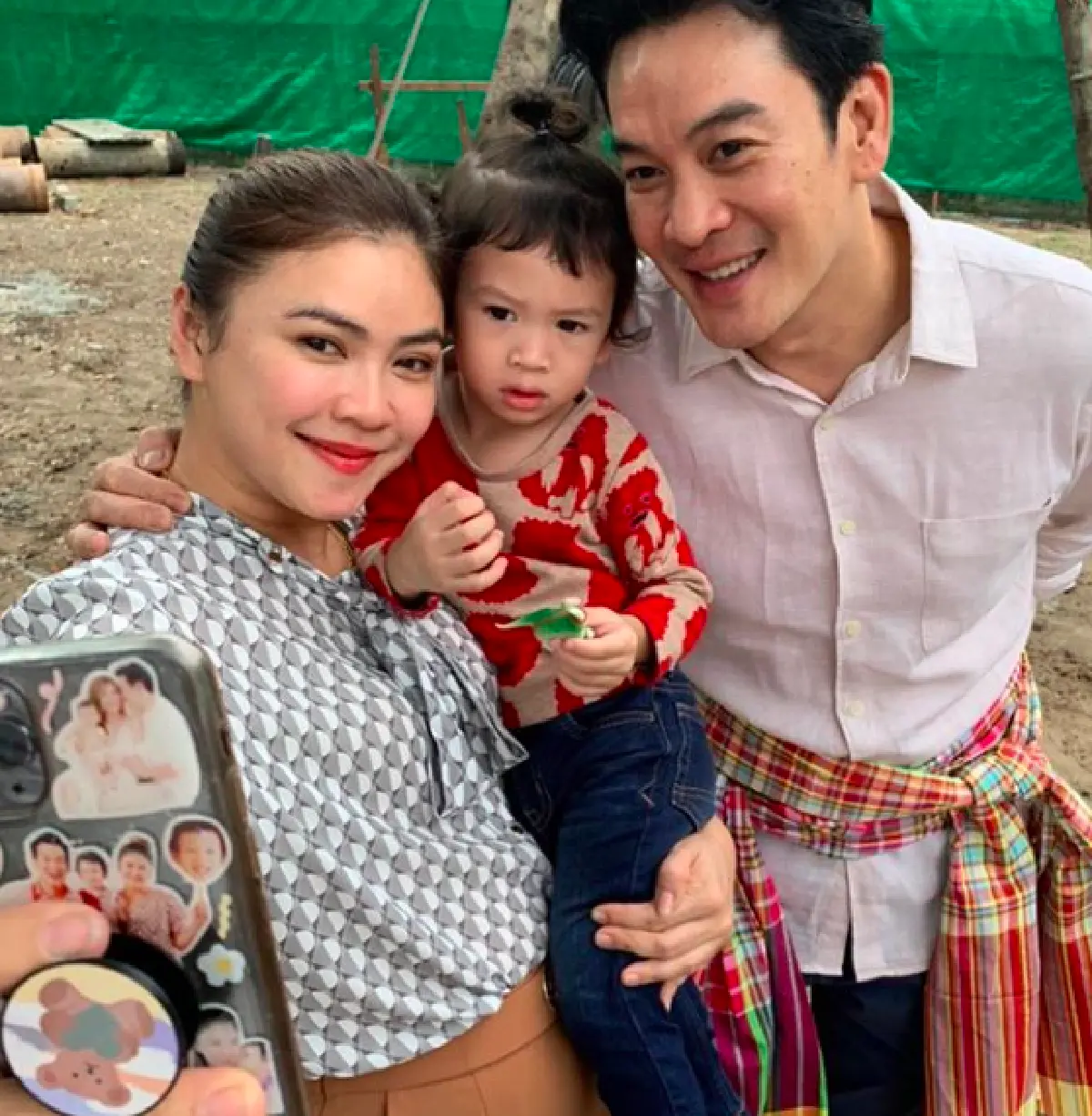 “ชาคริต-แอน” ทำพิธีขึ้นเสาเอกเสาโท ให้เป็นบ้านในอนาคตของ "น้องโพธิ์”