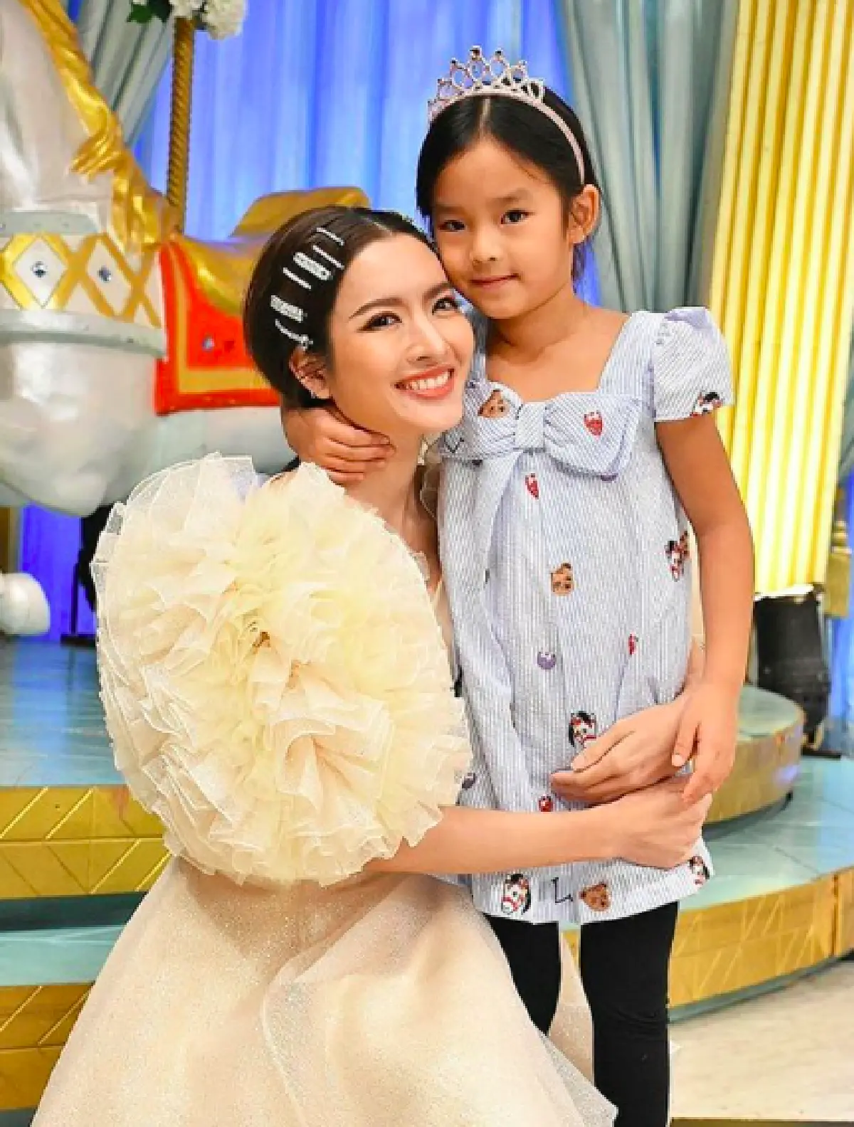 “แอฟ ทักษอร" เผยโมเมนต์น่ารักของ "น้องปีใหม่" นั่งเขียนคิวงานให้แม่ ไม่ยอมห่าง