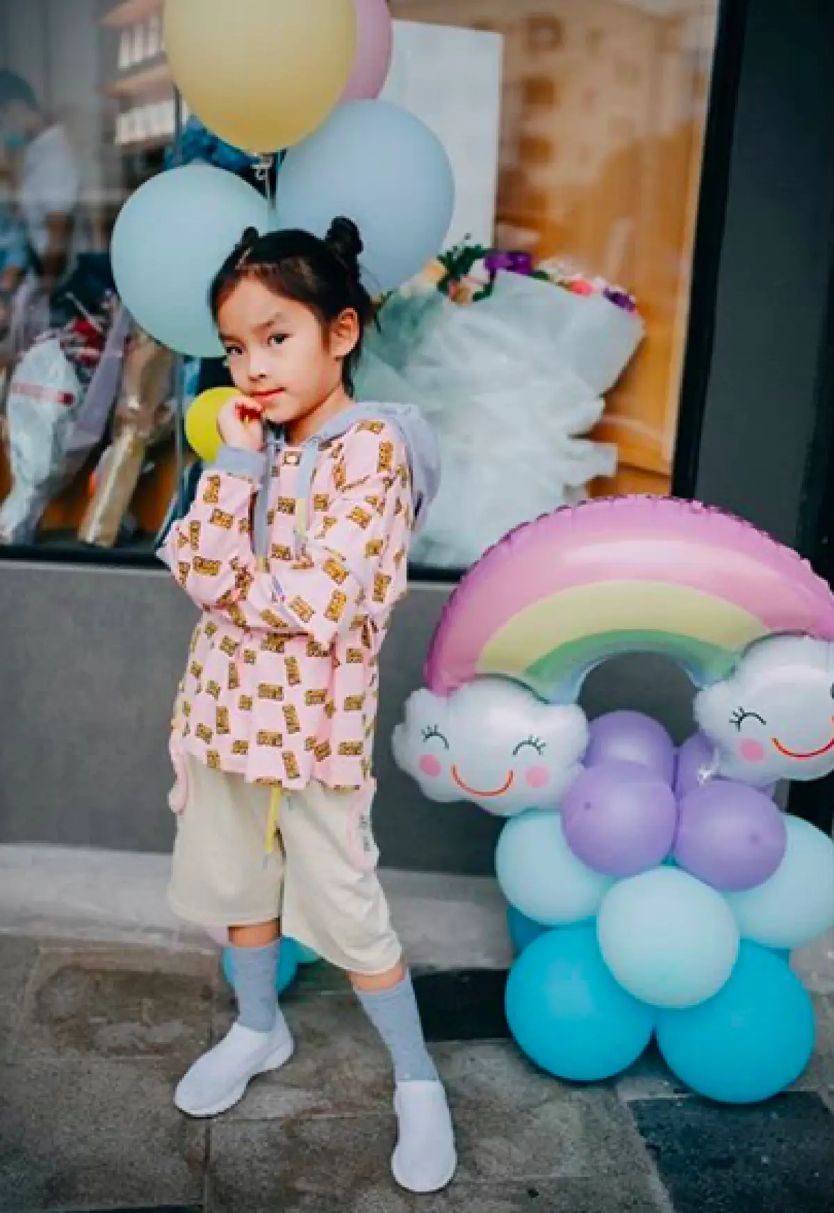 “แอฟ ทักษอร" เผยโมเมนต์น่ารักของ "น้องปีใหม่" นั่งเขียนคิวงานให้แม่ ไม่ยอมห่าง