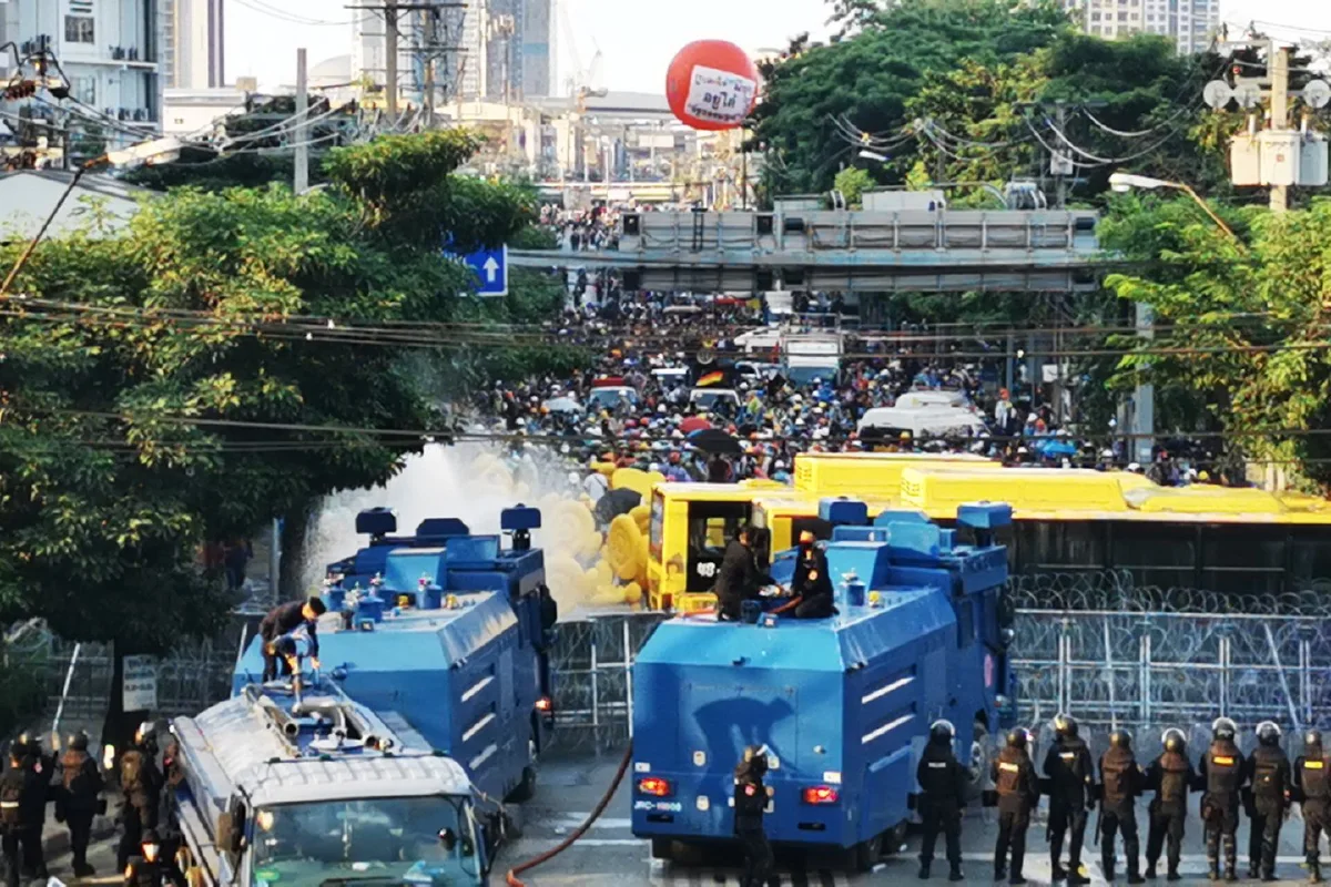 ม็อบงัดห่วงยางเป็ดสู้น้ำ ตร.เสริมกำลังแยกเกียกกาย