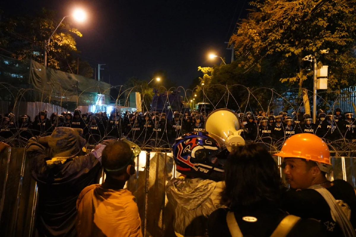 ม็อบปักหลักถนนสามเสนพยายามรุกไปหน้ารัฐสภา