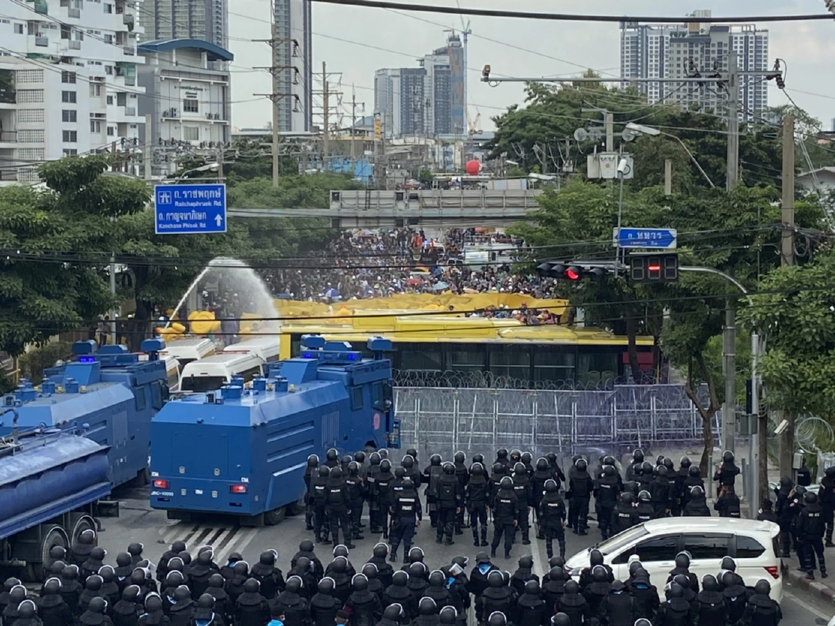 ตร.ตัดสินใจใช้แก๊สน้ำตาเข้าสกัดม็อบราษฎรแล้ว