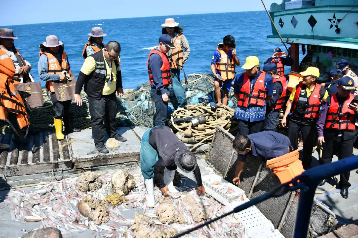 ระดมตรวจเรือประมงกลางทะเลชลบุรีป้องกันค้ามนุษย์