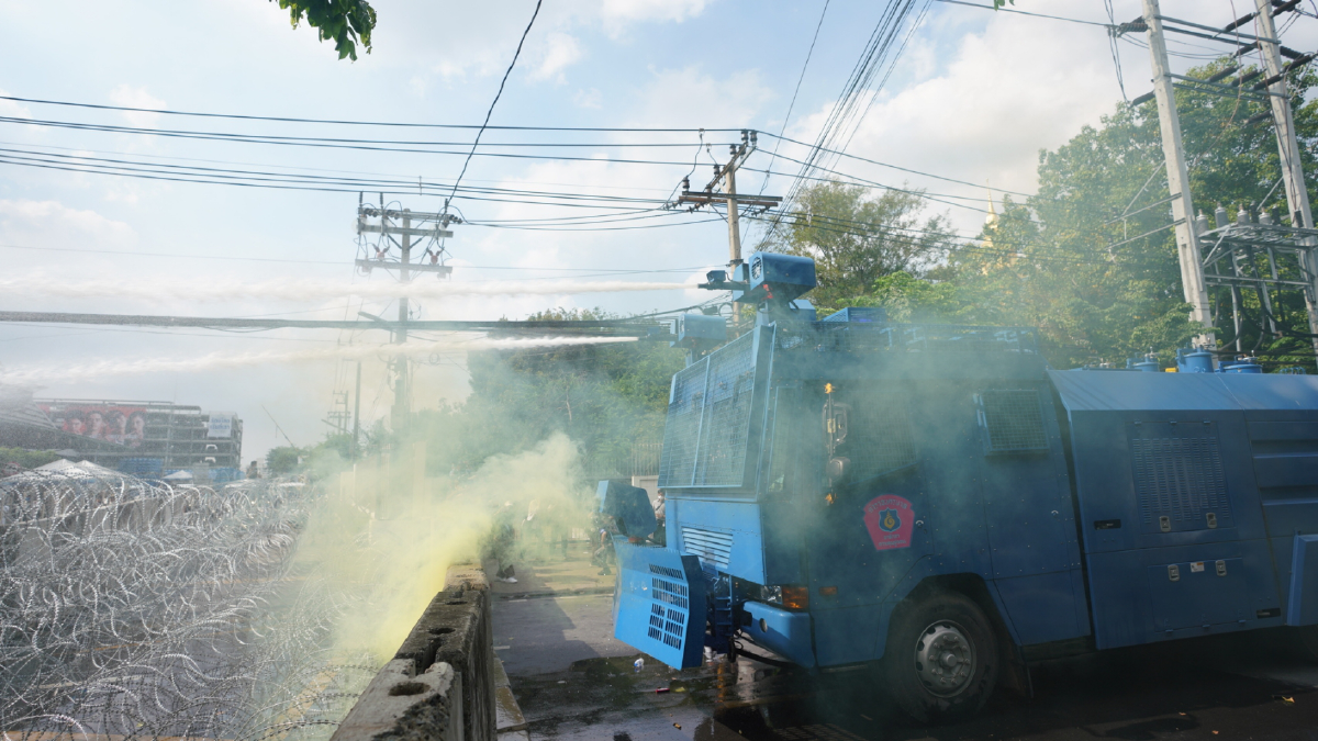 ตร.ตัดสินใจใช้แก๊สน้ำตาเข้าสกัดม็อบราษฎรแล้ว