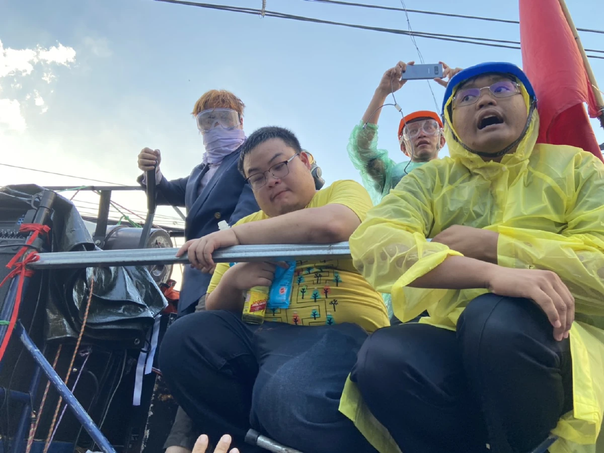 ม็อบชนม็อบแล้ว! กลุ่มราษฎร-เสื้อเหลืองตีกันชุลมุน