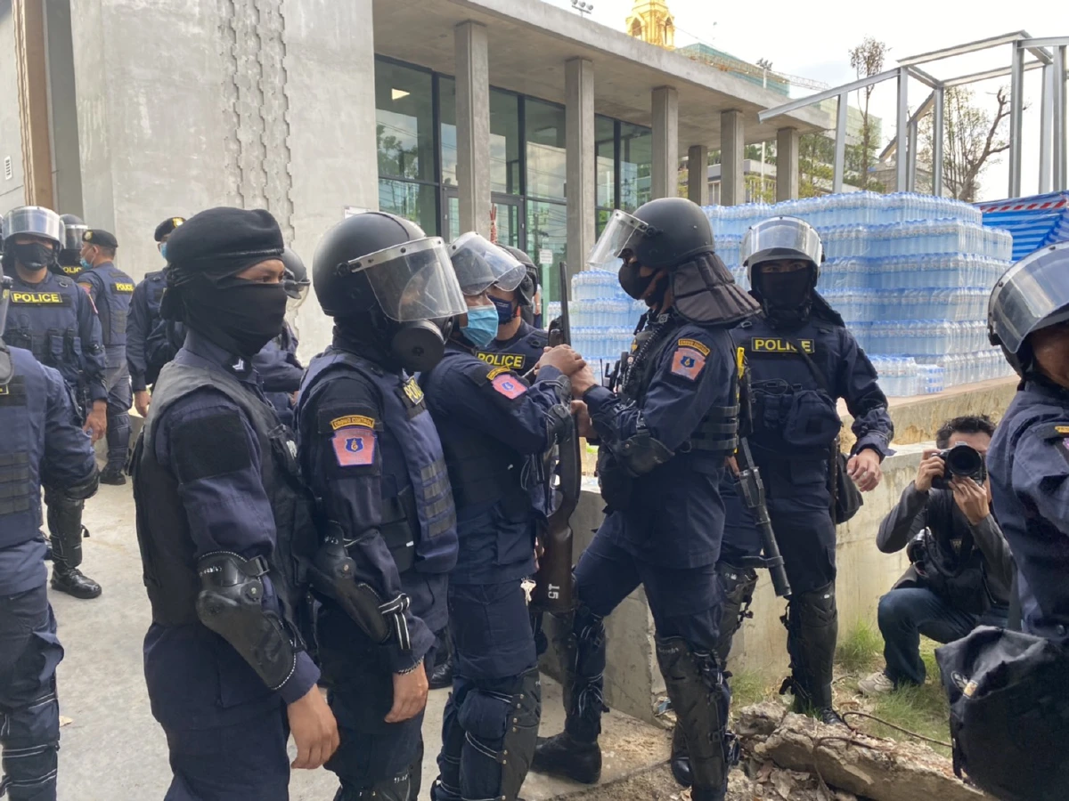 ตร.แจกกระสุนยาง-แก๊สน้ำตาชุดควบคุมฝูงชน