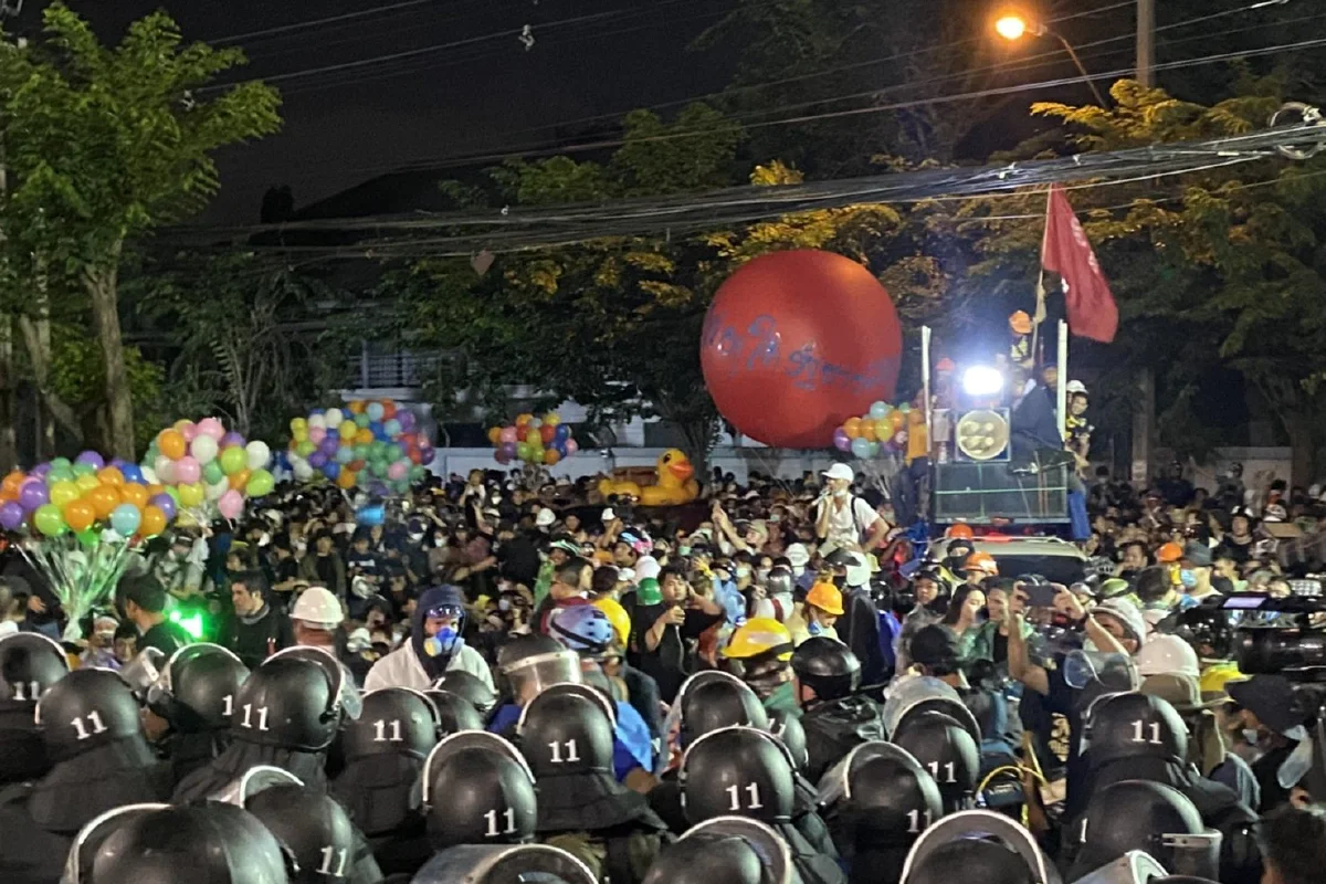 ม็อบดันแนวตร.จนถอยร่น เข้าประชิดหน้าทางเข้ารัฐสภาได้สำเร็จ