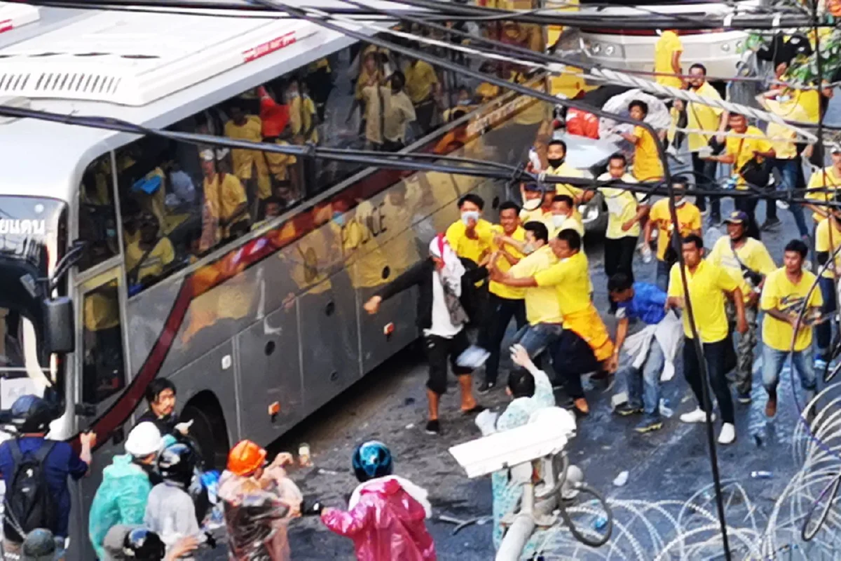 ม็อบชนม็อบแล้ว! กลุ่มราษฎร-เสื้อเหลืองตีกันชุลมุน