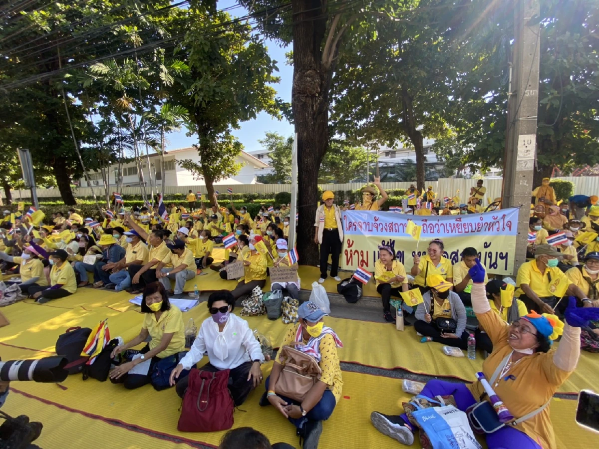 ภาพชุด "กลุ่มไทยภักดี" ชุมนุมค้านร่างแก้ไขรัฐธรรมนูญที่รัฐสภา