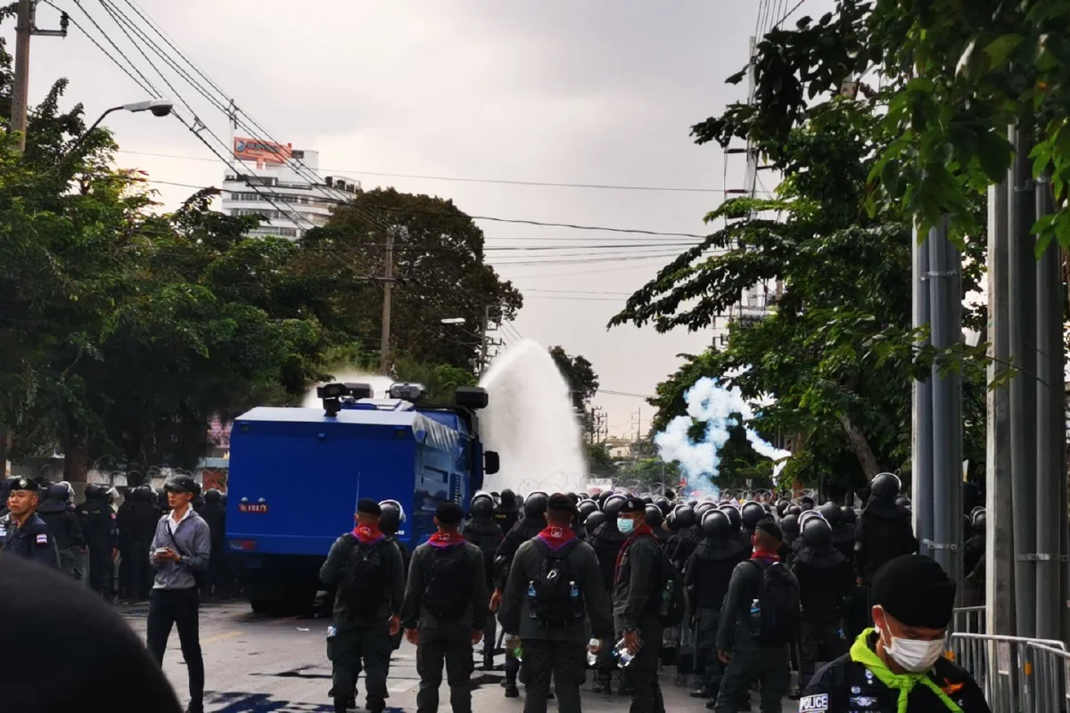 ตร.ตัดสินใจใช้แก๊สน้ำตาเข้าสกัดม็อบราษฎรแล้ว