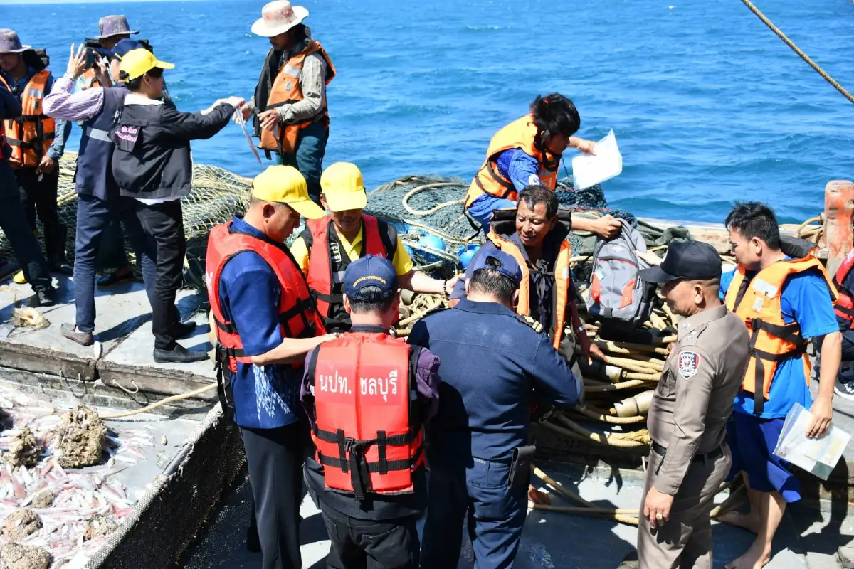 ระดมตรวจเรือประมงกลางทะเลชลบุรีป้องกันค้ามนุษย์