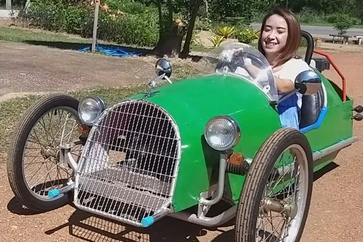 ลุงวัย 51 ความรู้ ป.6 ประดิษฐ์รถโบราณคลาสสิค 4 คันไว้ขับเล่น