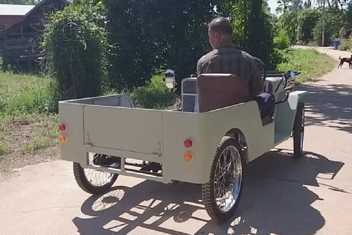 ลุงวัย 51 ความรู้ ป.6 ประดิษฐ์รถโบราณคลาสสิค 4 คันไว้ขับเล่น