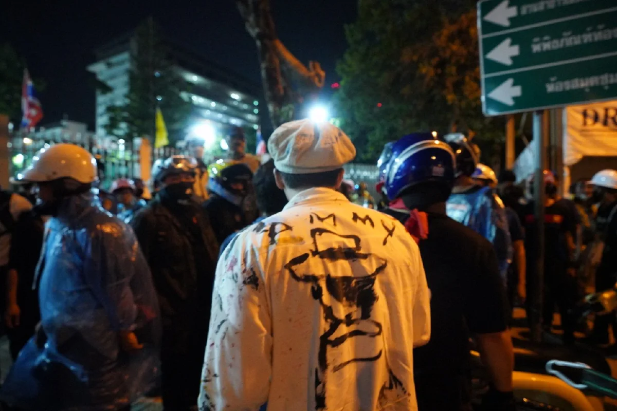 ม็อบปักหลักถนนสามเสนพยายามรุกไปหน้ารัฐสภา