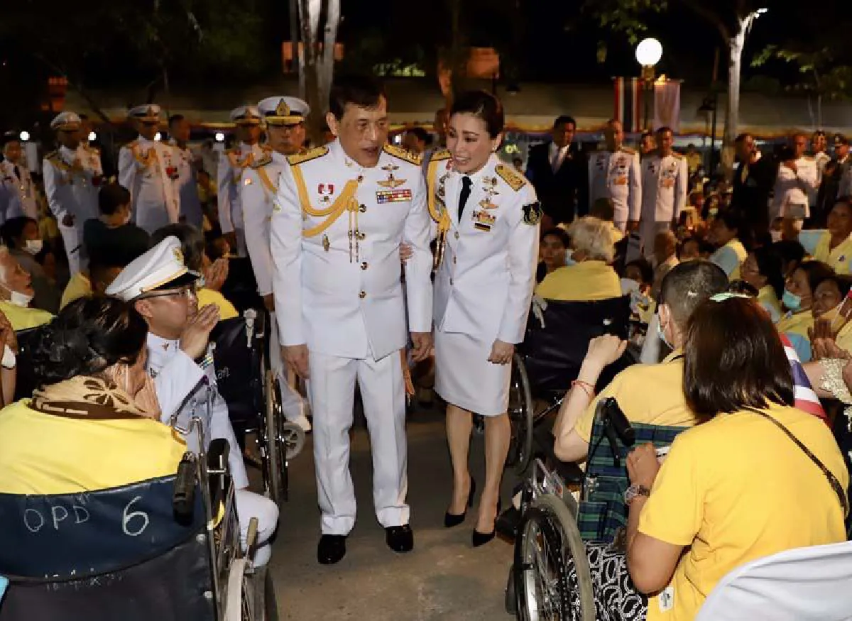 "ในหลวง-พระราชินี"พระราชทานกระบี่แก่ผู้จบการศึกษาร.ร.นายร้อยตำรวจ 