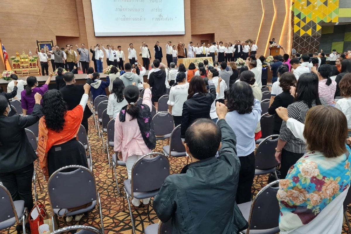 ครูรวมพลังขอความเป็นธรรมสอบทุจริตสนามฟุตซอลโรงเรียน