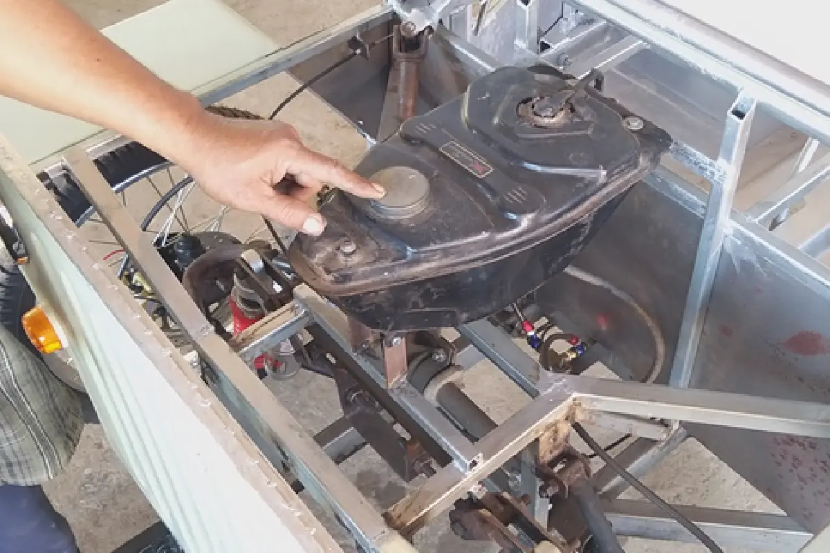 ลุงวัย 51 ความรู้ ป.6 ประดิษฐ์รถโบราณคลาสสิค 4 คันไว้ขับเล่น