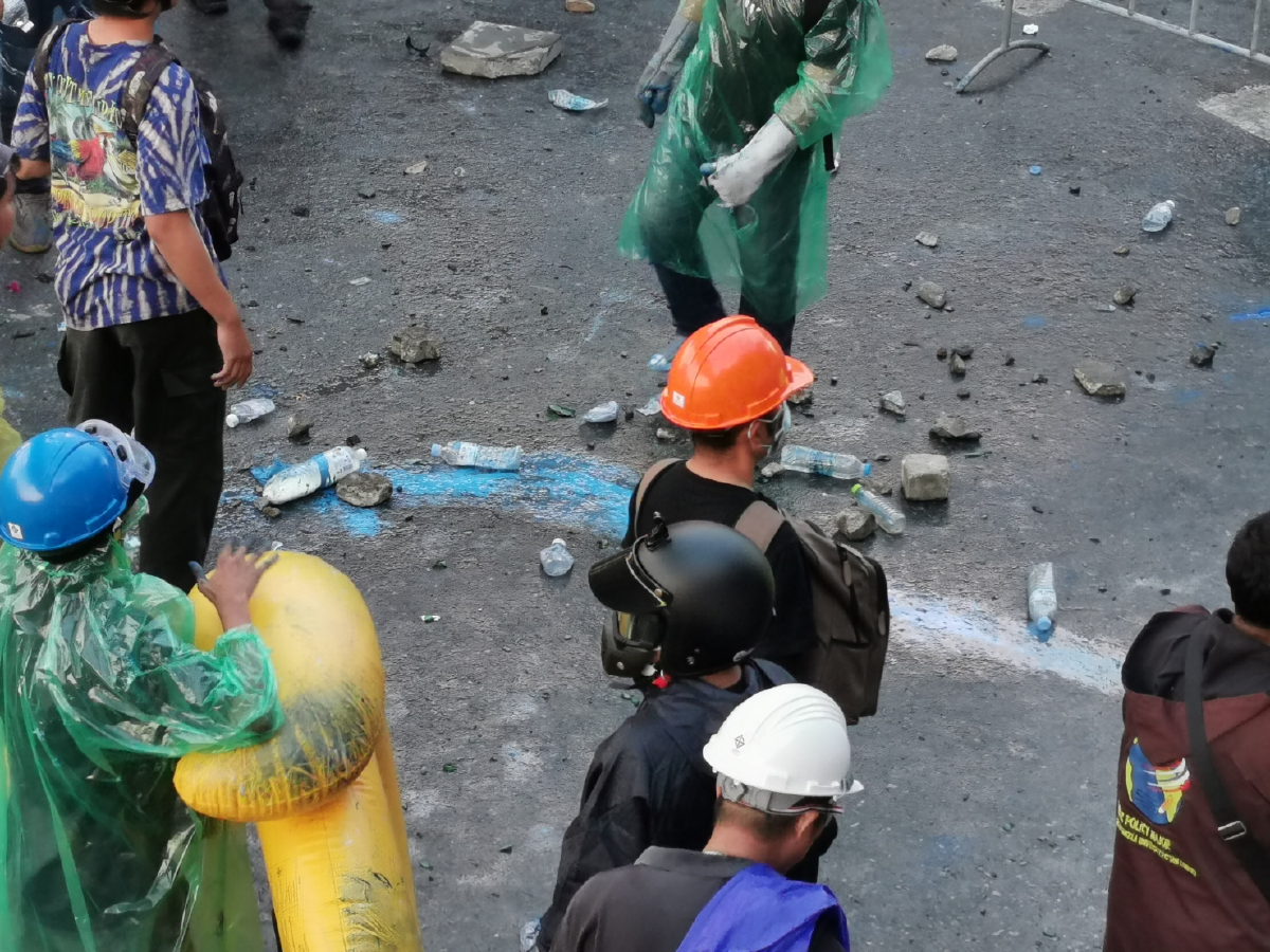 ม็อบชนม็อบแล้ว! กลุ่มราษฎร-เสื้อเหลืองตีกันชุลมุน