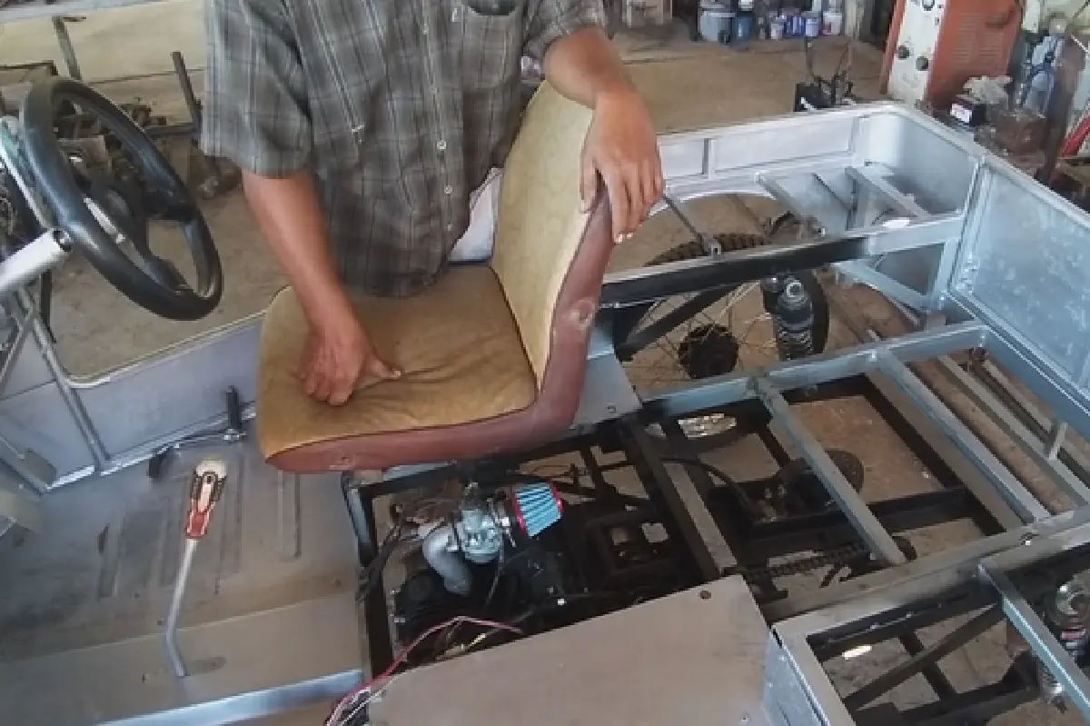 ลุงวัย 51 ความรู้ ป.6 ประดิษฐ์รถโบราณคลาสสิค 4 คันไว้ขับเล่น