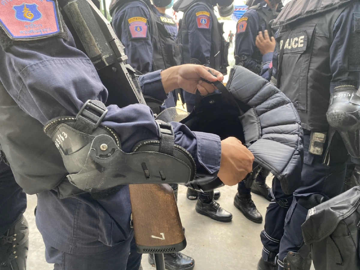 ตร.แจกกระสุนยาง-แก๊สน้ำตาชุดควบคุมฝูงชน