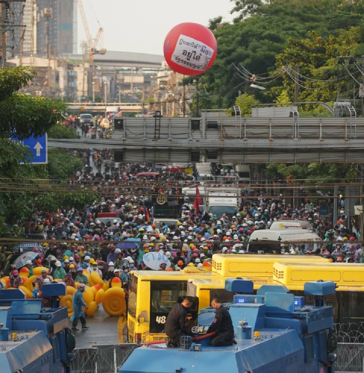 ม็อบงัดห่วงยางเป็ดสู้น้ำ ตร.เสริมกำลังแยกเกียกกาย